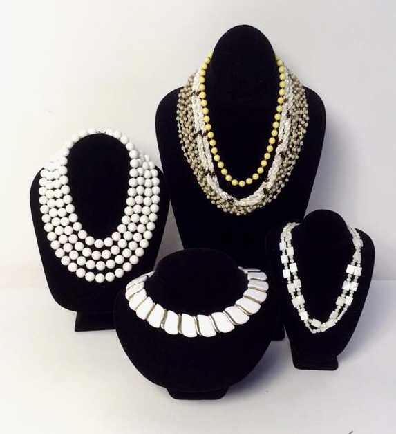 White Vintage Jewelry 8 Necklaces (1 of 7)