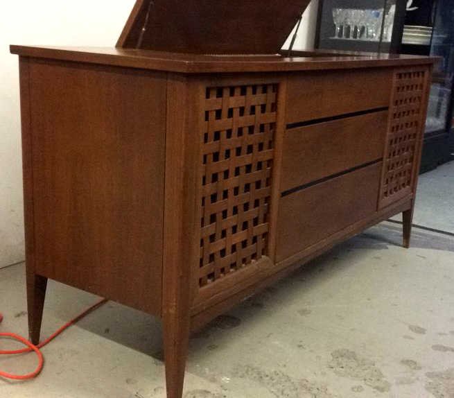Clairtone labeled mid century Hi-Fi with cabinet (1 of 10)