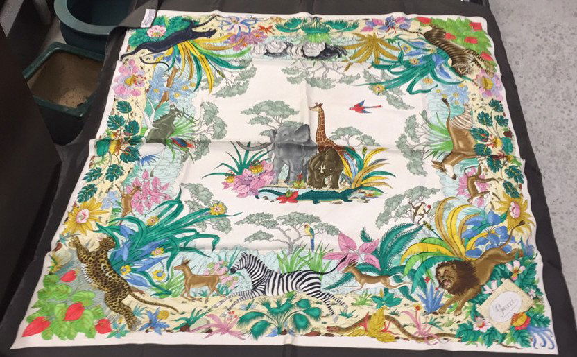 GUCCI Signed Labled Scarf Jungle Motif (1 of 6)