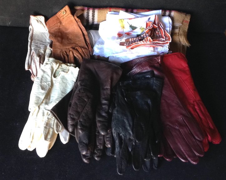 Vintage Cloths & Gloves: Lot includes size small vintage gloves 10+ pairs and small vintage cloths