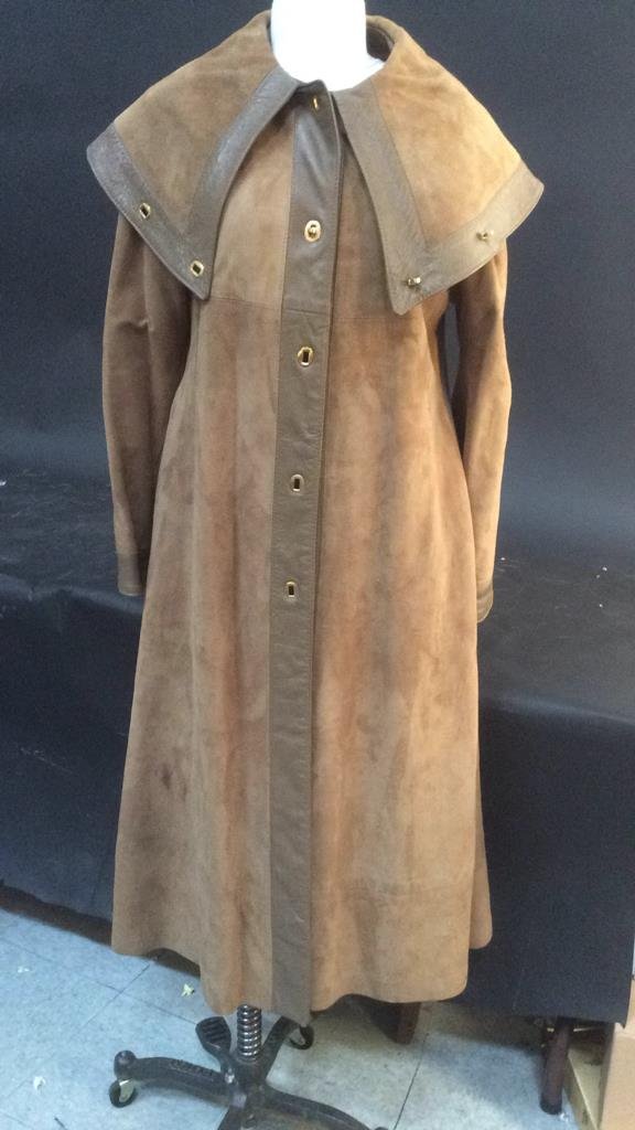 Vintage suede and leather ladies coat: vintage suede coat with cape style collar detailing suede with leather trim brass closures, size medium. Size 8, label reads genuine suede