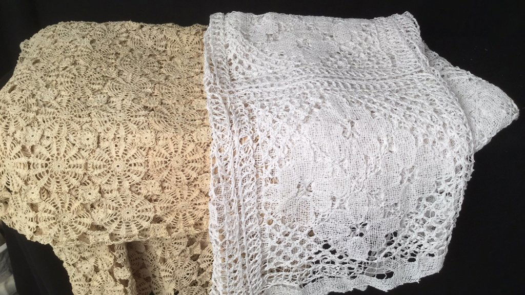 2 Crotched Lily Lace Table Covers (1 of 4)