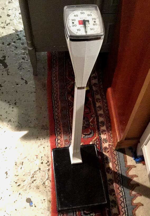 Vintage HEALTHOMETER doctors scale (1 of 5)