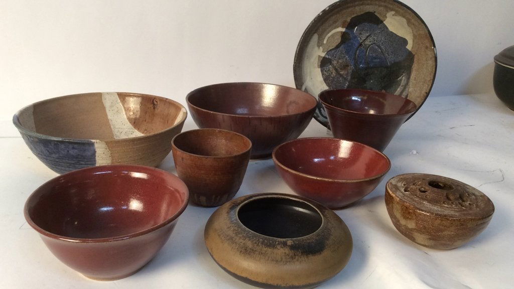 9 pieces signed art pottery (1 of 8)