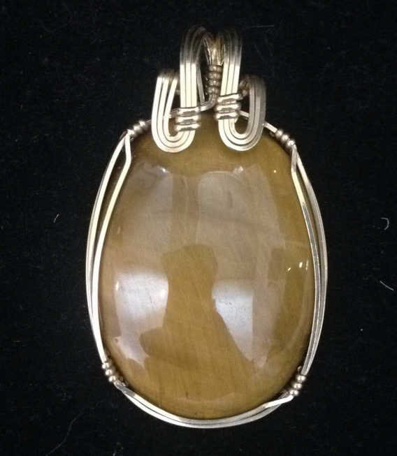 Jadeite/Spinel Stone With Gold Colored Wire Frame (1 of 5)