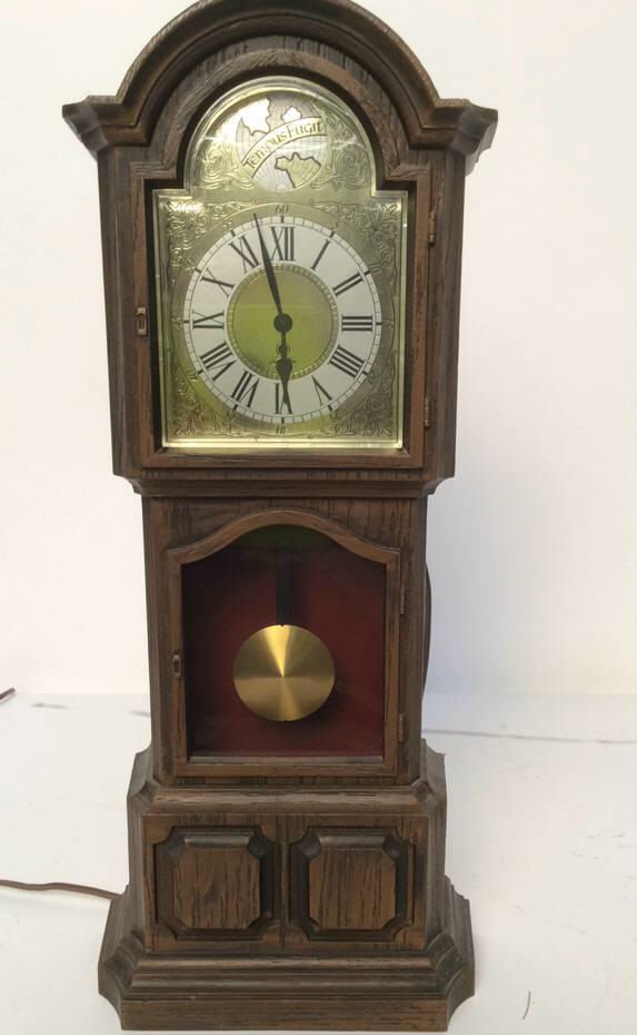 decorative electric mantel clock (1 of 5)