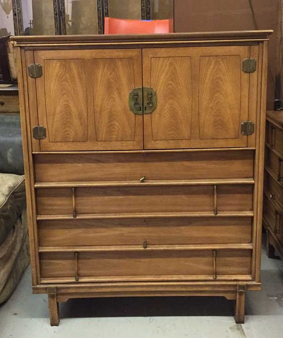 THOMASVILLE Tamerlane Multi Drawer Dresser: Wooden dresser tagged Tamerlane By Thomasville with 5 drawers measuring in inches 38l x 20w x 48h, piece in excellent condition