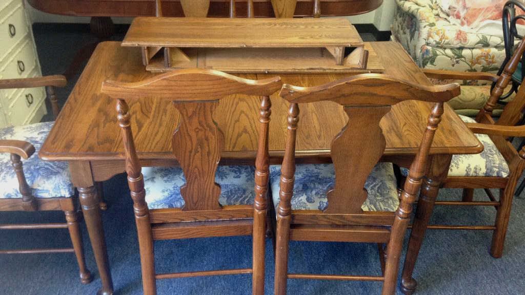 Dining Table & Upholstered Chairs Set: Vintage wood dining table with two leaves, 6 chairs 2 arm chairs 4 side chairs, table measures in inches 54x38x29 condition shows ware, two leaves both measure in inches 12x38, chairs have blue and wh