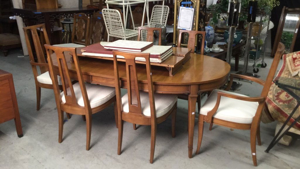 DREXEL Dining Table & Chairs Set: Drexel dining table oval shape measures in inches 44x76x29, 2 leaves measuring in inches 12x44, 6 chairs 4 side chairs 2 end chairs, chairs measuring in inches 21x19x39, with table pads