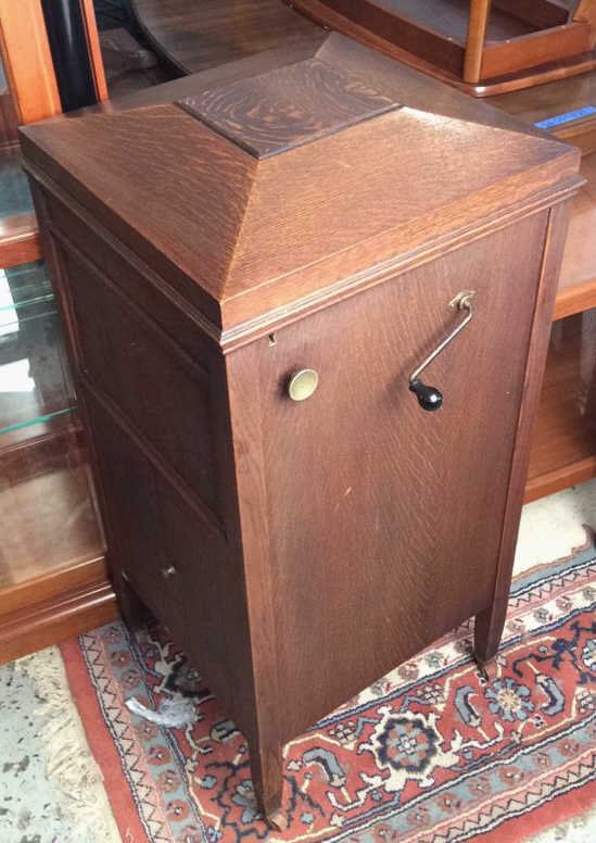 Vintage Wooden Record Player (1 of 5)