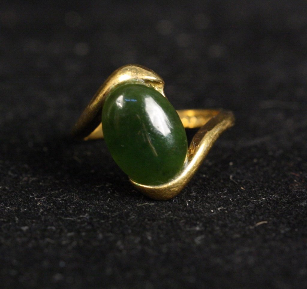 18 KT HGE Jade Stone Ring: Estimate size 8.