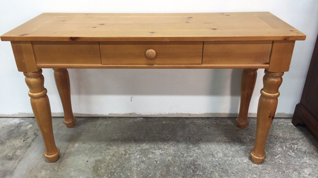 BROYHILL Pine Console Table w Turned Legs (1 of 4)