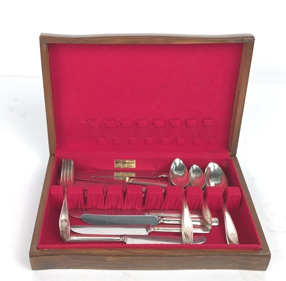 Vintage WILLIAM ROGERS Carved Wood Box (1 of 7)