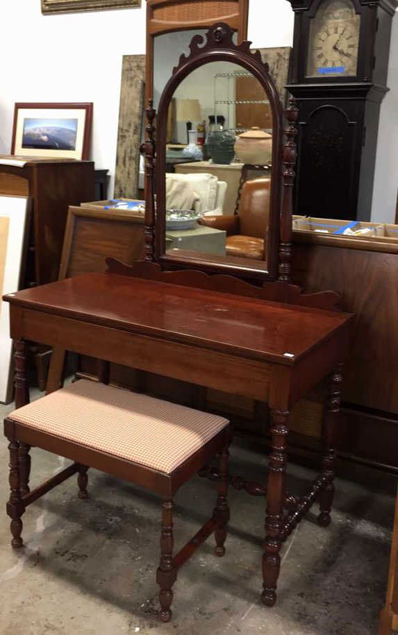 Vintage Vanity w Mirror & Bench (1 of 8)
