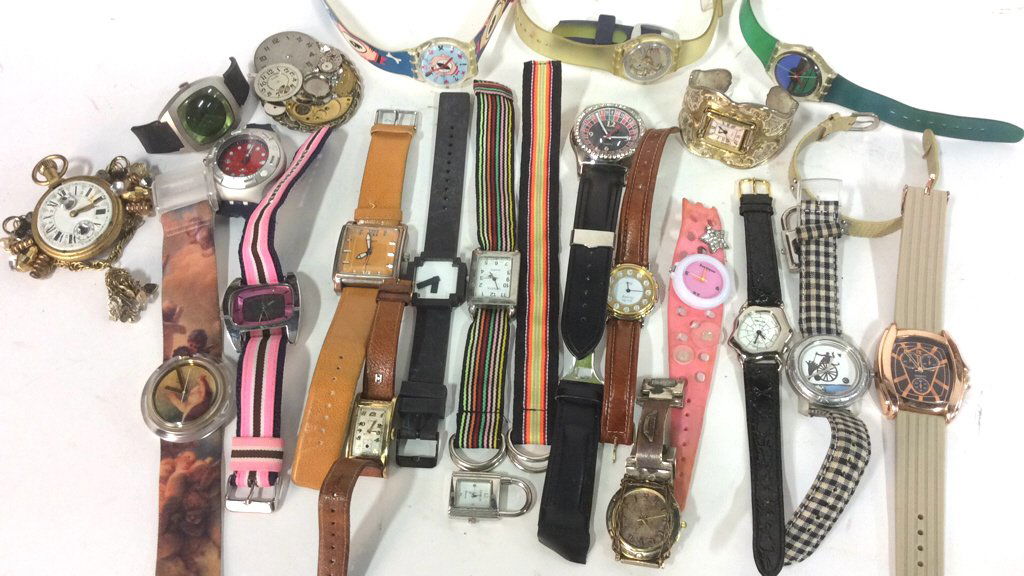 Group Lot Vintage And Decorative Ladies Watches (1 of 10)