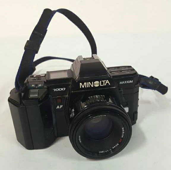 Minolta 7000 Maxxum Camera with Lens (1 of 10)