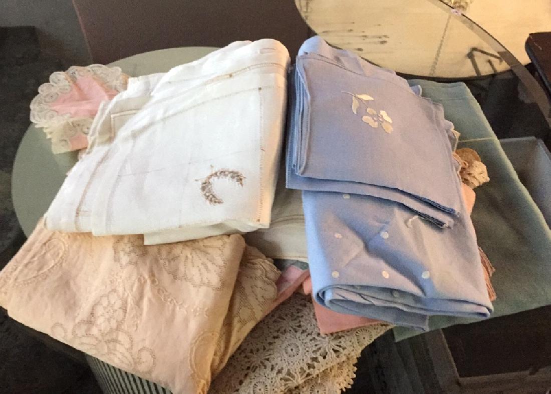 Group Lot Vintage Table Cloths & Napkins (1 of 10)