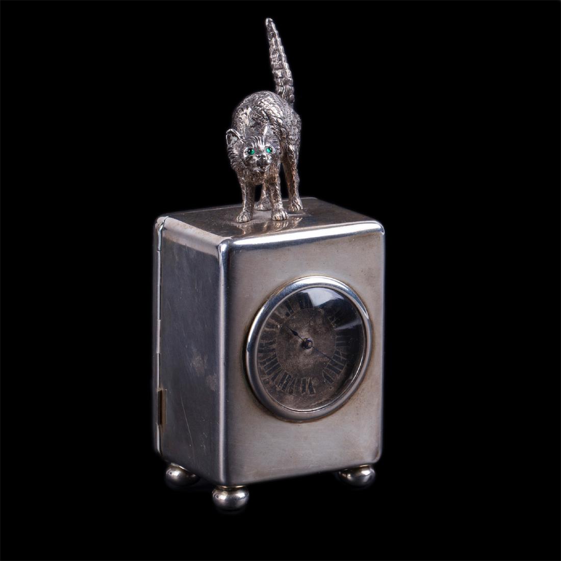 "Kendall and Co" silver desk clock with cat shape: "Kendall and Co" interesting silver desk clock on legs and with a cat shape on the top. Master: William Edward Hurcomb. England, London, 1900. Silver, 925. Dimensions of the clock without cat: 77.9 Ñ