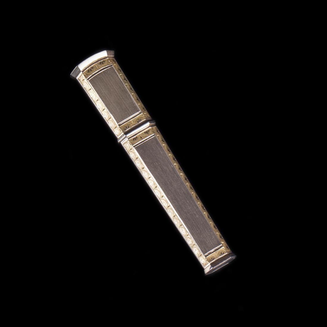 French gold 18K needle case (Etui): Antique French gold needle case (Etui). 18K gold. Weight: 14.3 g. Length while closed: 9 cm.