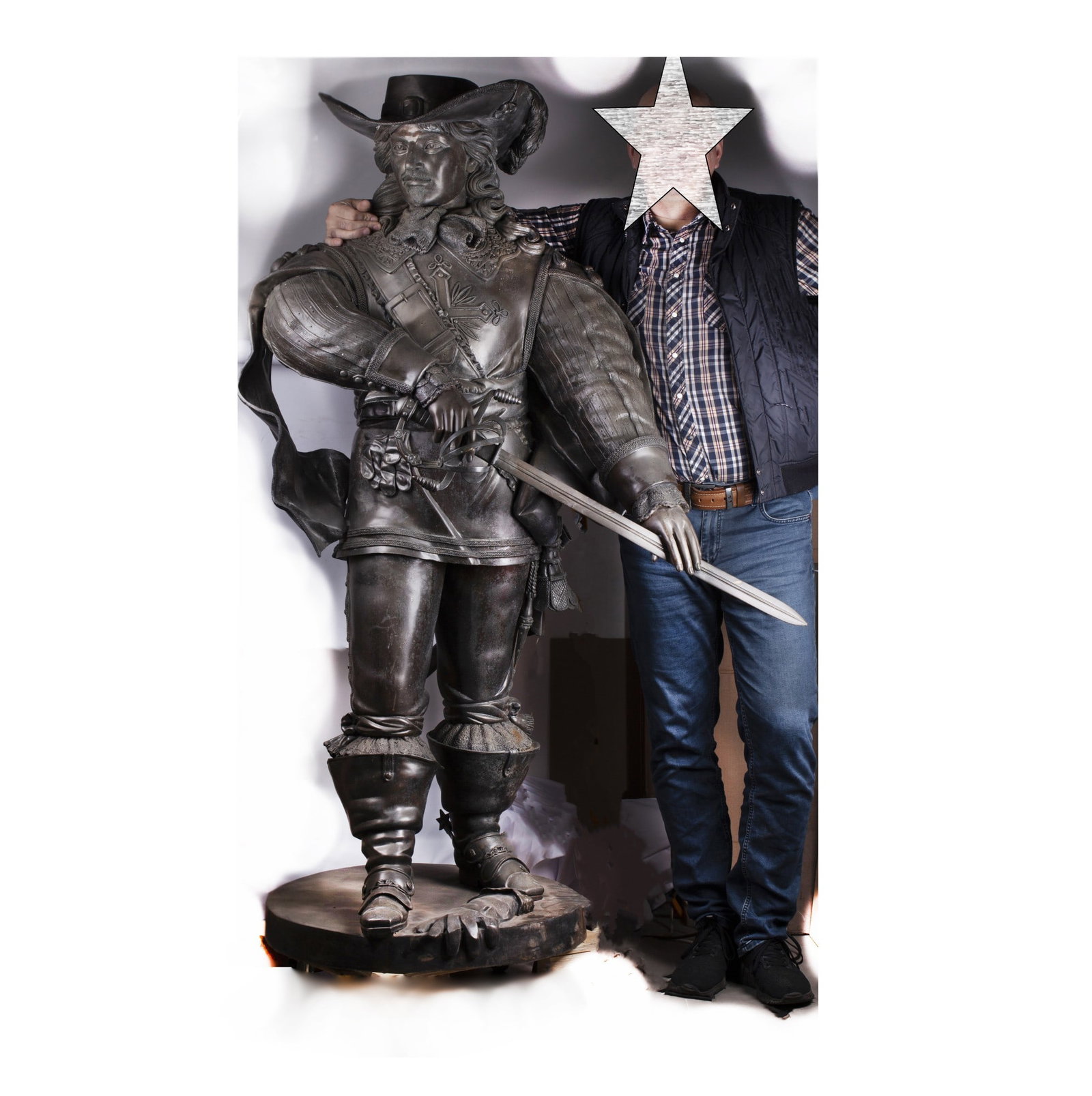 Bronze Sculpture of a d'Artagnan Musketeer in Full Human Growth: Bronze sculpture of a d'Artagnan musketeer in full human growth. Very detailed and well made.Great for home or garden decoration or restaurant decoration.20th century.The similar in Netherlands, Maast