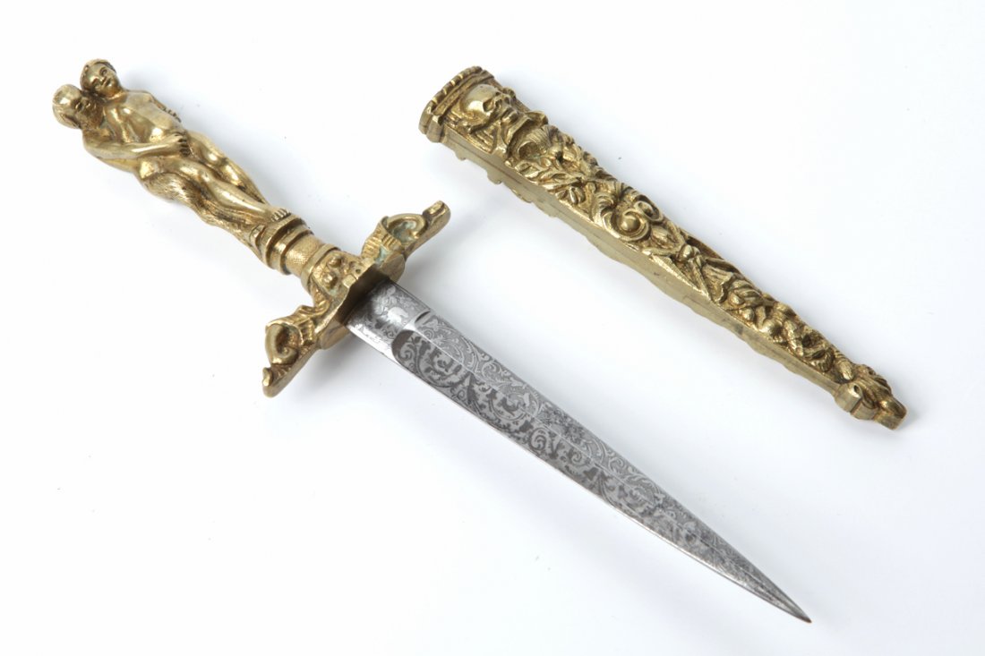 Romantic dagger.: Romantic dagger. 19th century. Blade with engravings. Size: 22 cm. long.