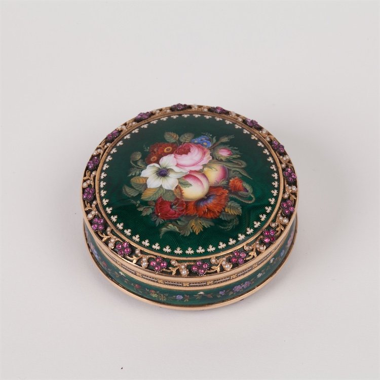 18K enamel gold box.: 18K enamel gold box. France or Swiss? Weight: 45,8 gr. Dimensions: 53 X 23,5 mm.