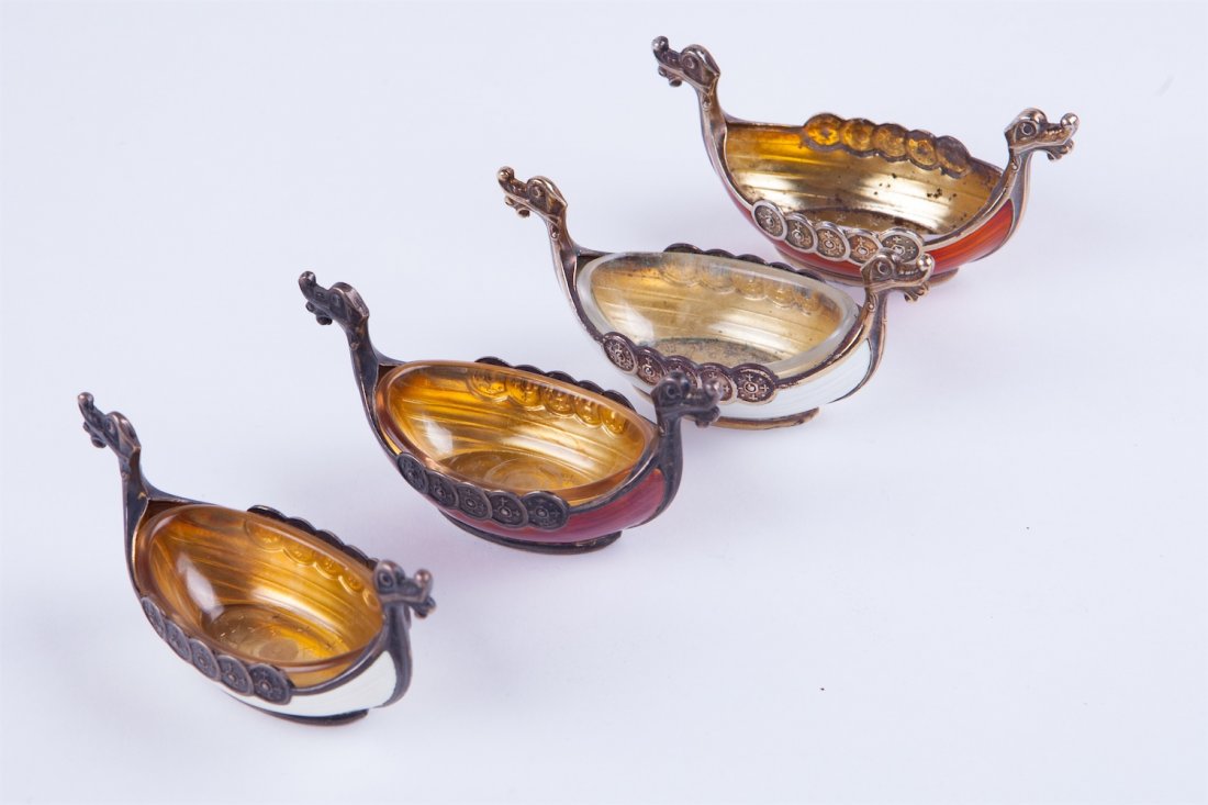 Norwegian silver salt cellars set of 4 pieces.: Norwegian silver salt cellars set of 4 pieces. Marked 0,925. With enamel. On one cellar one glass is missing. Total weight: 146 gr.
