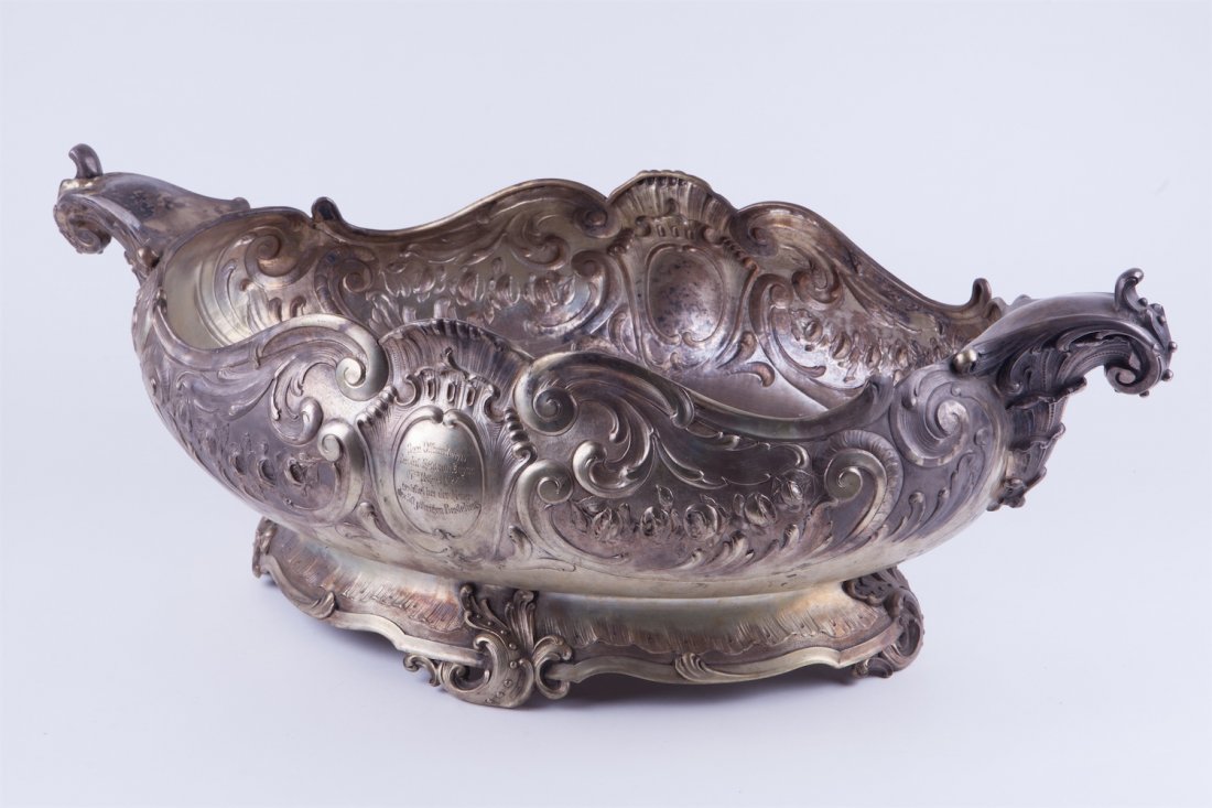 Huge solid silver fruit bowl.: Huge solid silver fruit bowl. 800 proof of silver. Germany, master Otto Schmeider. Total weight: 4100 gr. Dimensions: 22,5 X 66 X 35 cm.