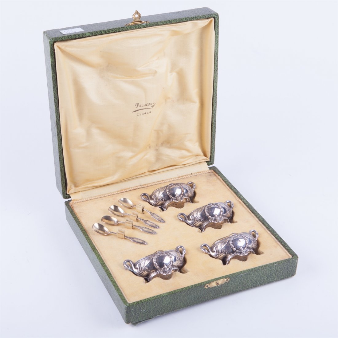 Set of French silver salt cellars in box with spoons.: Set of French silver salt cellars in box with spoons. Empire style. 950 proof of silver. Dimensions of the box: 21,5 X 21,5 cm.