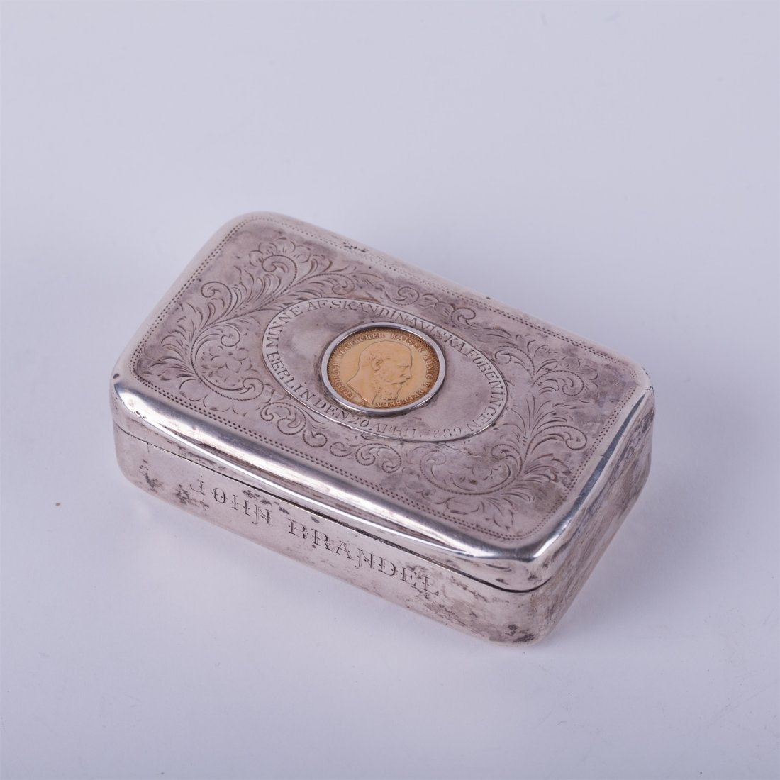 Silver box with gold coin.: Silver box with gold coin. Silver 800 proof. Weight: 107,8 gr. Dimensions: 8,5 X 5,5 X 2,5 cm.