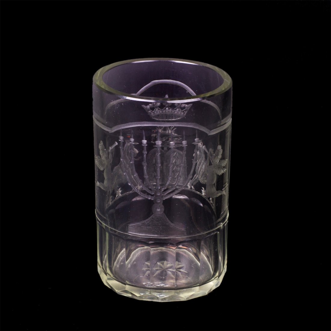 Grand engraved glass jewish beaker for Saturday wine: Grand engraved glass jewish beaker for Saturday wine. Russian Imperial Poland. The end of the 19th - beginning of the 20th century. Dimensions: 17 x 11 cm.