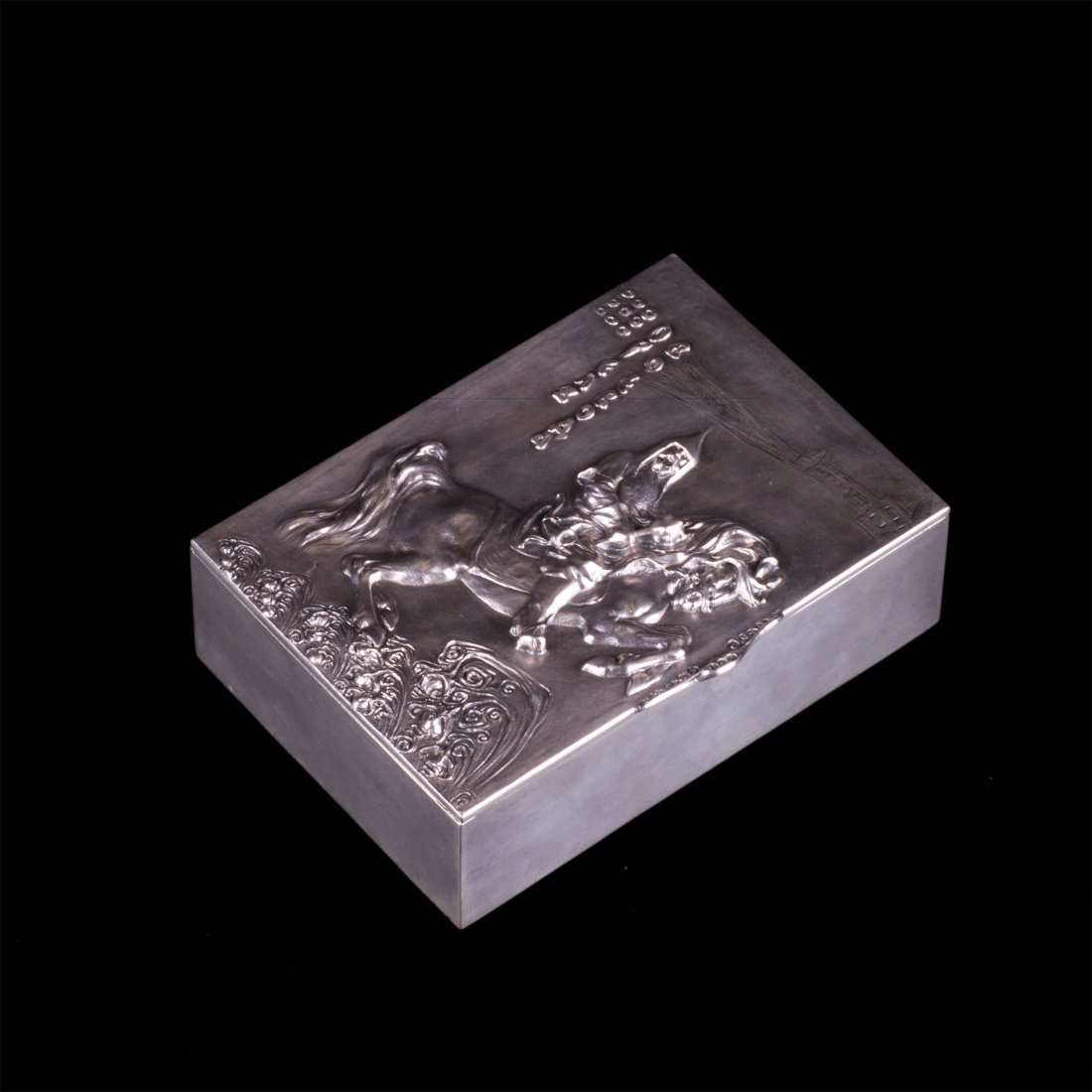 Russian style silver-gilt cigar box with Bogatyr theme: Great Russian style silver-gilt cigar box with Bogatyr theme. Moscow, 1899-1903. Dimensions: 5.5 x 18.5 x 13 cm. Weight: 851.5 g.