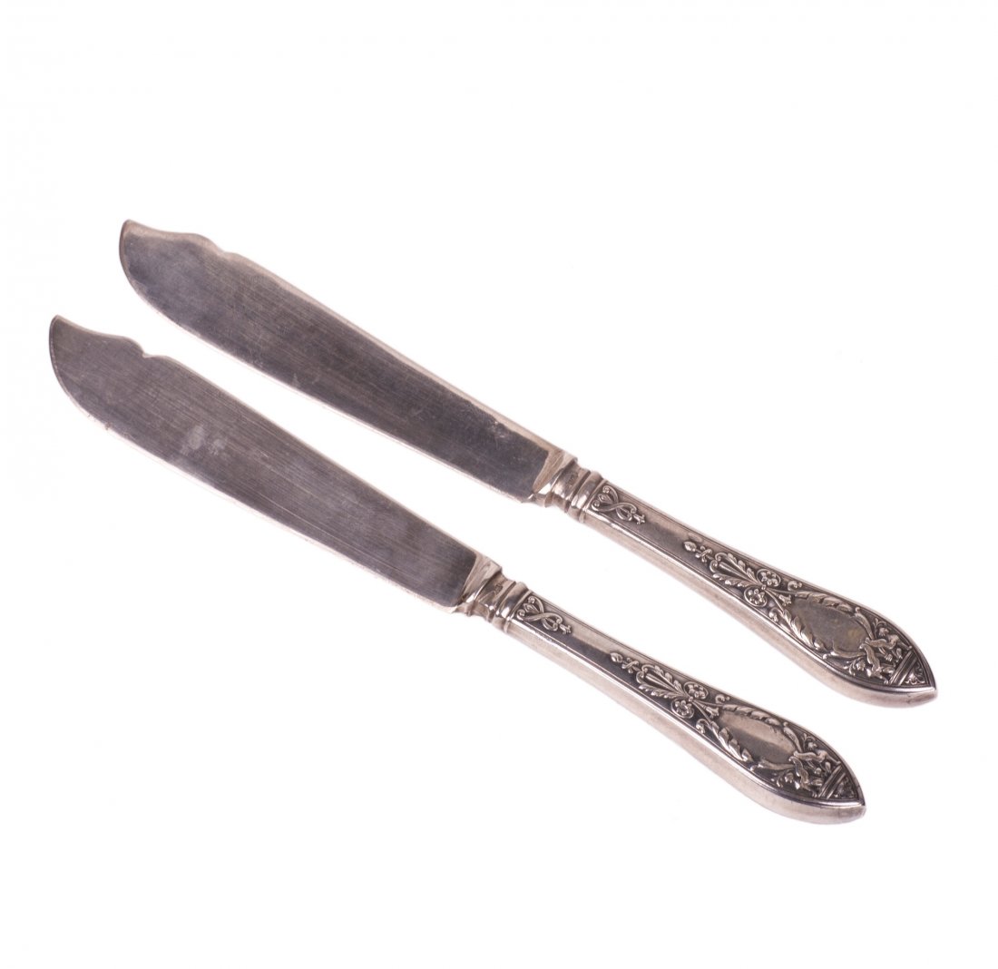 Pair of Russian silver and engraving fish knives: Pair of Russian silver and engraving fish knives. Grachev Brothers factrory. Petersburg, 1908-1917. Length: 22.5 cm. Weight: 142.4 g.