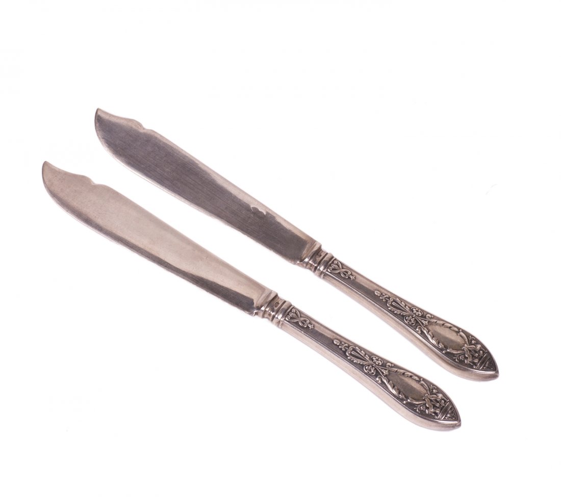 Pair of Russian silver and engraving fish knives: Pair of Russian silver and engraving fish knives. Grachev Brothers factrory. Petersburg, 1908-1917. Length: 22.5 cm. Weight: 143.1 g.
