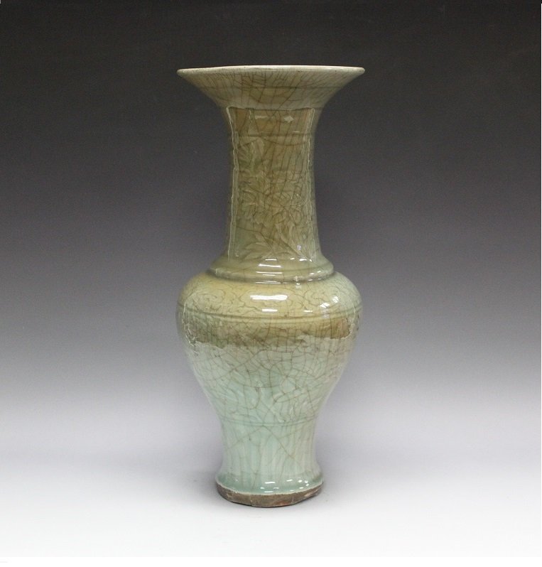 A Fine Chinese LongQuan Celadon Vase (1 of 8)