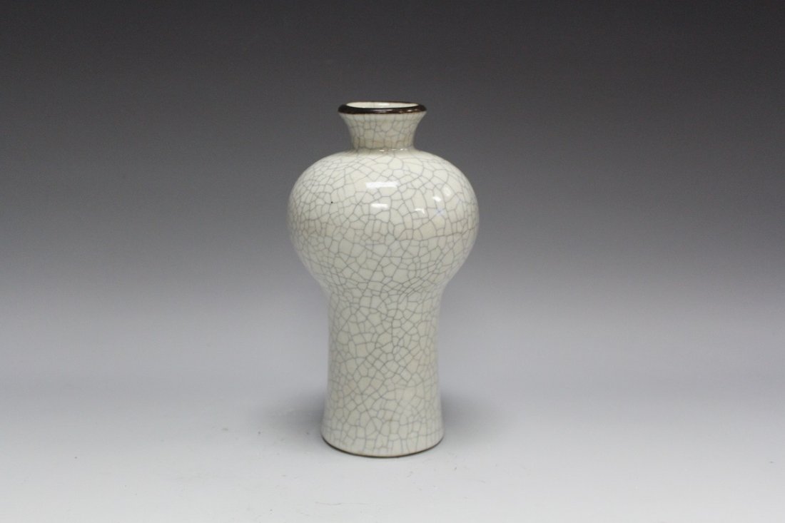 A Fine Chinese Ge Glazed Vase (1 of 3)