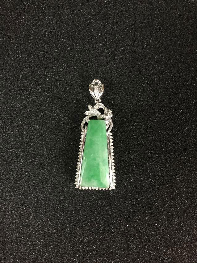 A Fine Green Jade Pendant With Diamona And 14k Gold (1 of 2)