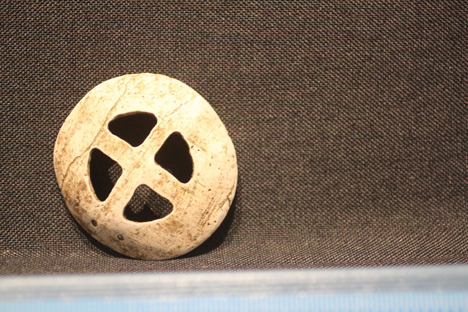 2 3/4" W SHELL CROSS GORGET, CAMPBELL SITE: See Lot Title