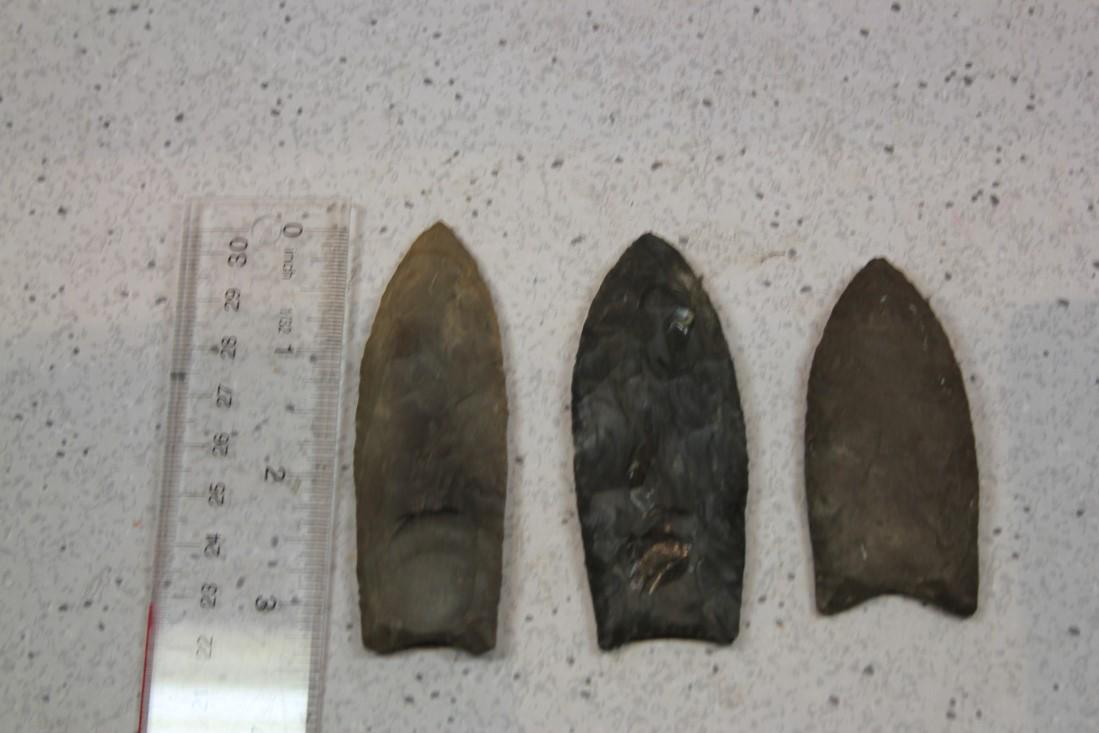 3 1/2" L, 3 1/4" L, 2 3/4" L Clovis Pts, KY (1 of 2)