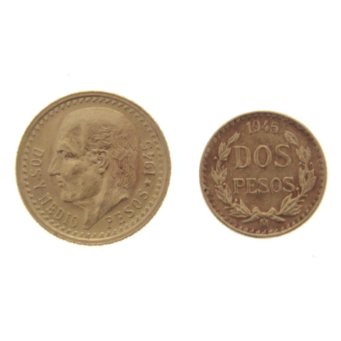 Two Mexican Gold Coins, 1945.: Two Mexican Gold Coins, 1945. Including: 2.5 Pesos coins, 1945, gold 900, 2.09gr. 2 Pesos coins, 1945, gold 900, 1.65gr.
