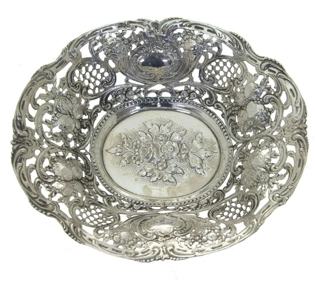 Silver Oval Bowl Basket.: Silver Oval Bowl Basket. Floral ornaments to the center. Pierced and chased rims. Marked (800). 25x21cm. Height: 6cm. 396gr.