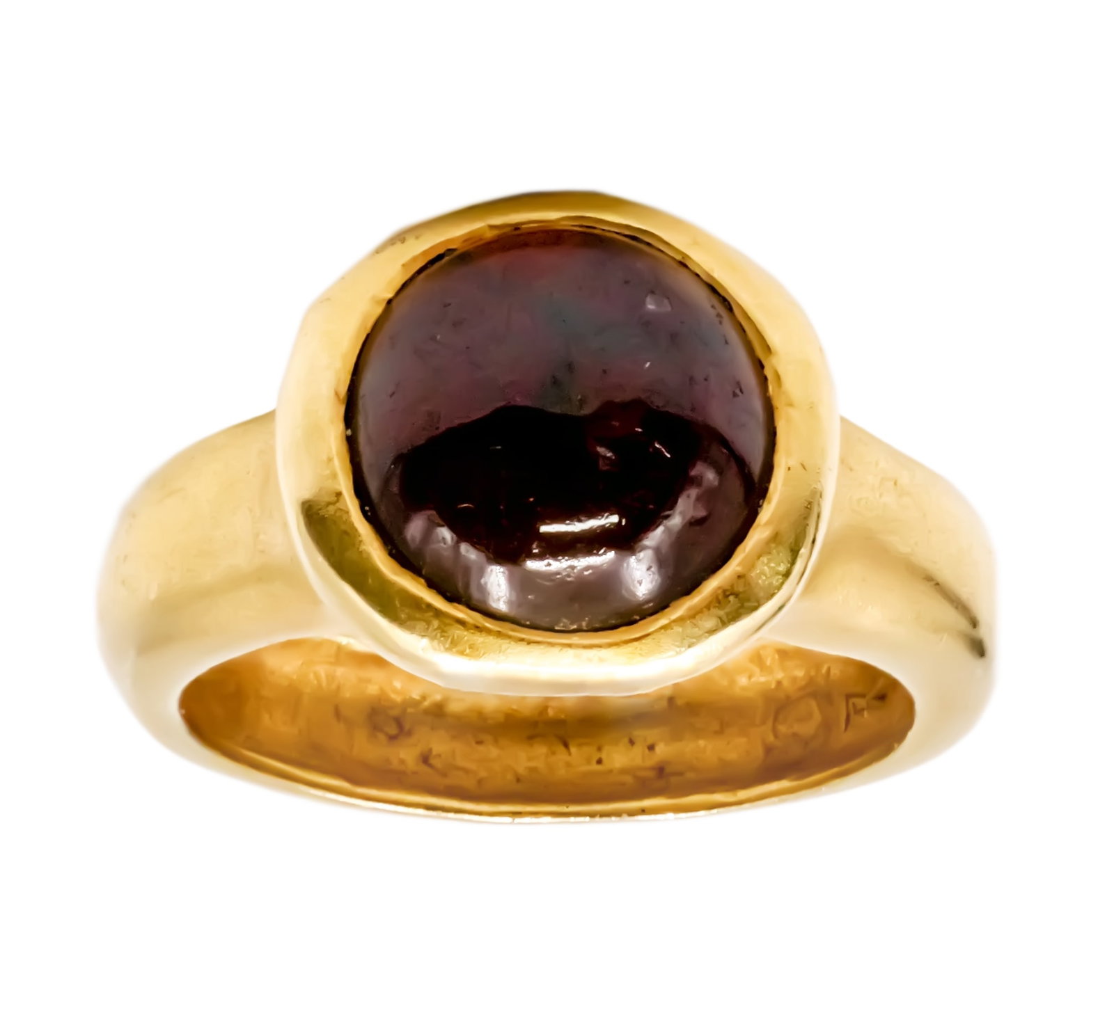 18k Yellow Gold Ring.: 18k Yellow Gold Ring. Oval cabochon deep red gemstone. Marked. Size: 7. 9.45gr.