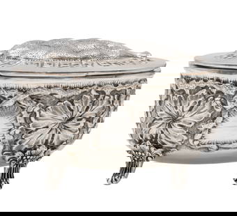 Silver Ethrog Box, Belgium, 20th Century, Judaica.: Silver Ethrog Box, Belgium, 20th Century, Judaica. Beautifully chased and embossed, Ehtrog to the cover, engraved in Hebrew. Marked (835). Height: 8.5cm. Length: 13.5cm. 390gr.