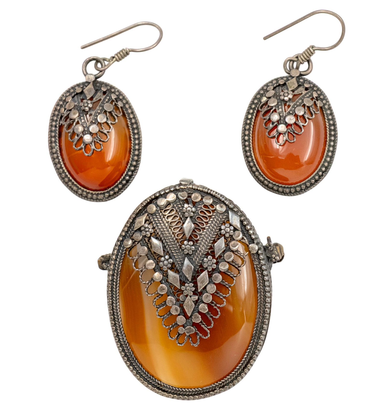 Moshe Ben David for Maskit Sterling Silver Filigree Pair of Earrings and a Pendant Brooch.: Moshe Ben David for Maskit Sterling Silver Filigree Pair of Earrings and a Pendant Brooch. Wonderful filigree workmanship set with Agate. Marked. Pendant: 4.3x3.2cm. Earrings length: 4.3cm. 29gr.