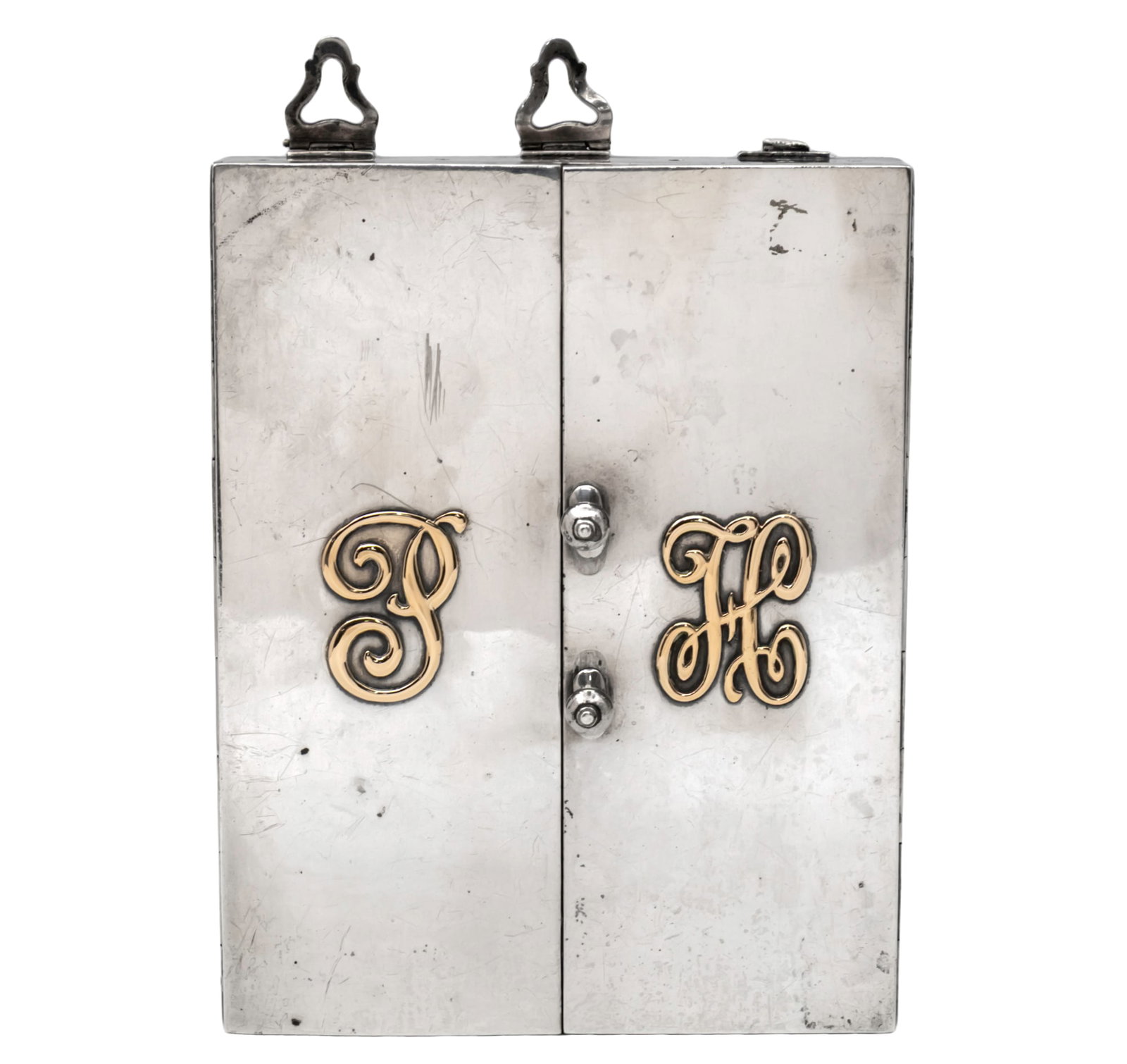 Spaulding-Gorham Sterling Silver Hanging Cigar Box, USA, 20th Century.: Spaulding-Gorham Sterling Silver Hanging Cigar Box, USA, 20th Century. Rectangular box with two hinged doors, applied monogram in 14k yellow gold (acid tested). The interior with seven cigar slots and