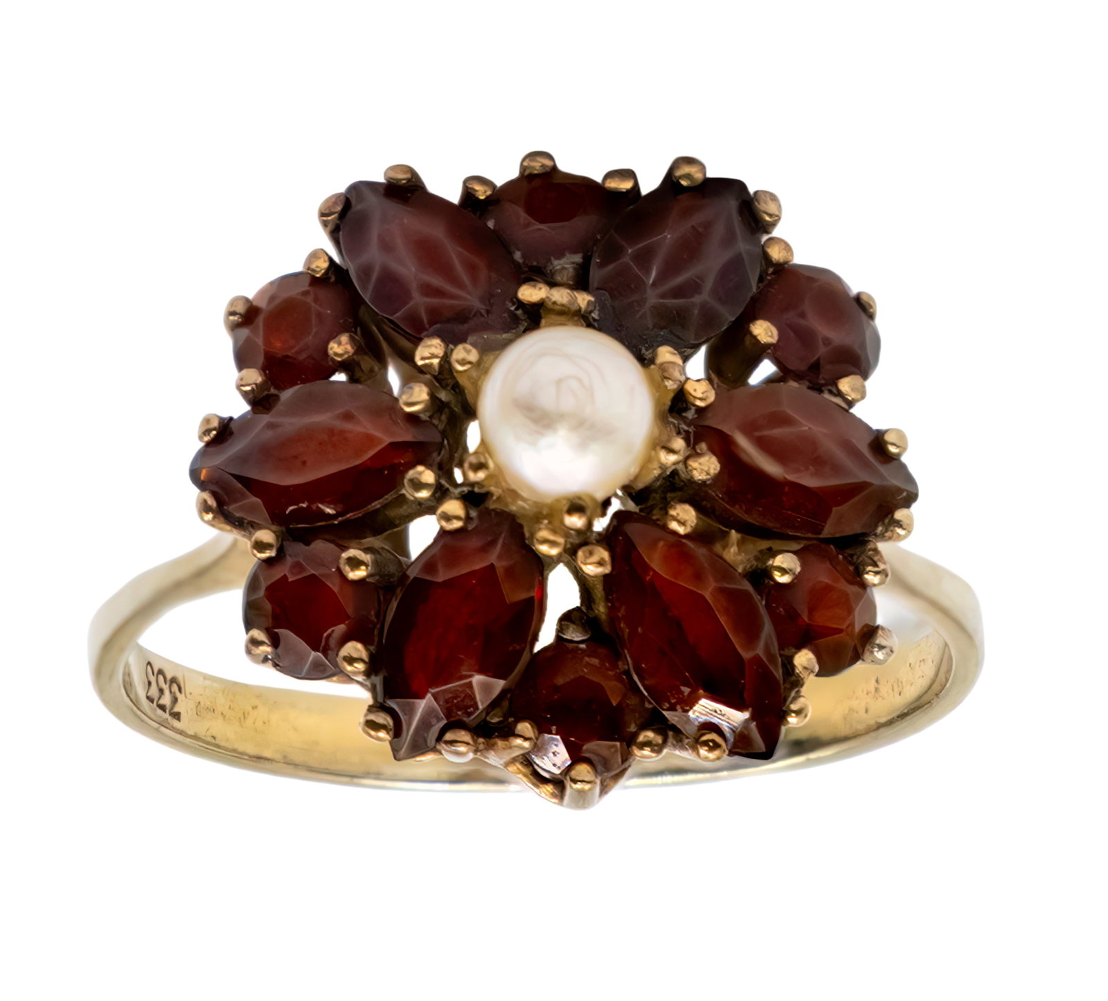 9k Yellow Gold Garnet and Pearl Ring.: 9k Yellow Gold Garnet and Pearl Ring. Marked. Size: 7. 2.47gr