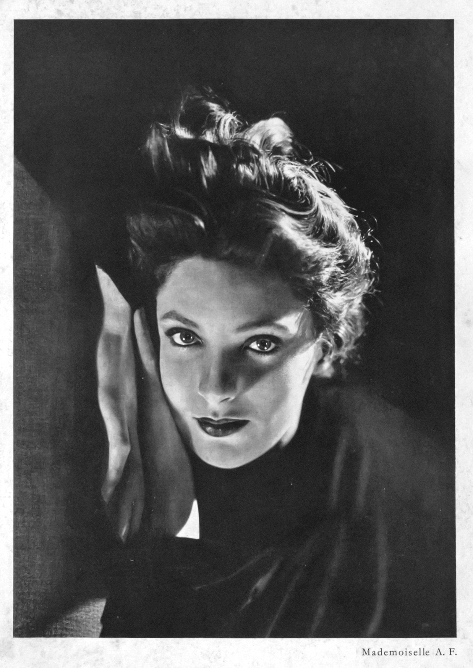 George Hoyningen-Huene (Russian / American, 1900-1968) - Meisterbildnisse, Berlin, 1932.: George Hoyningen-Huene (Russian / American, 1900-1968) - Meisterbildnisse, Berlin, 1932. 16 pages of text plus 48 black and white photo plates in photogravure. With a portrait of the photographer by C