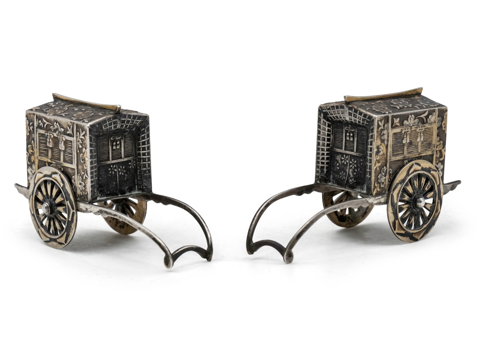 Japanese Pair of Rickshaw Modeled Silver Salt and Pepper Shakers, 20th Century.: Japanese Pair of Rickshaw Modeled Silver Salt and Pepper Shakers, 20th Century. Marked. Height: 3.5cm. Length: 6.5cm. 47gr.