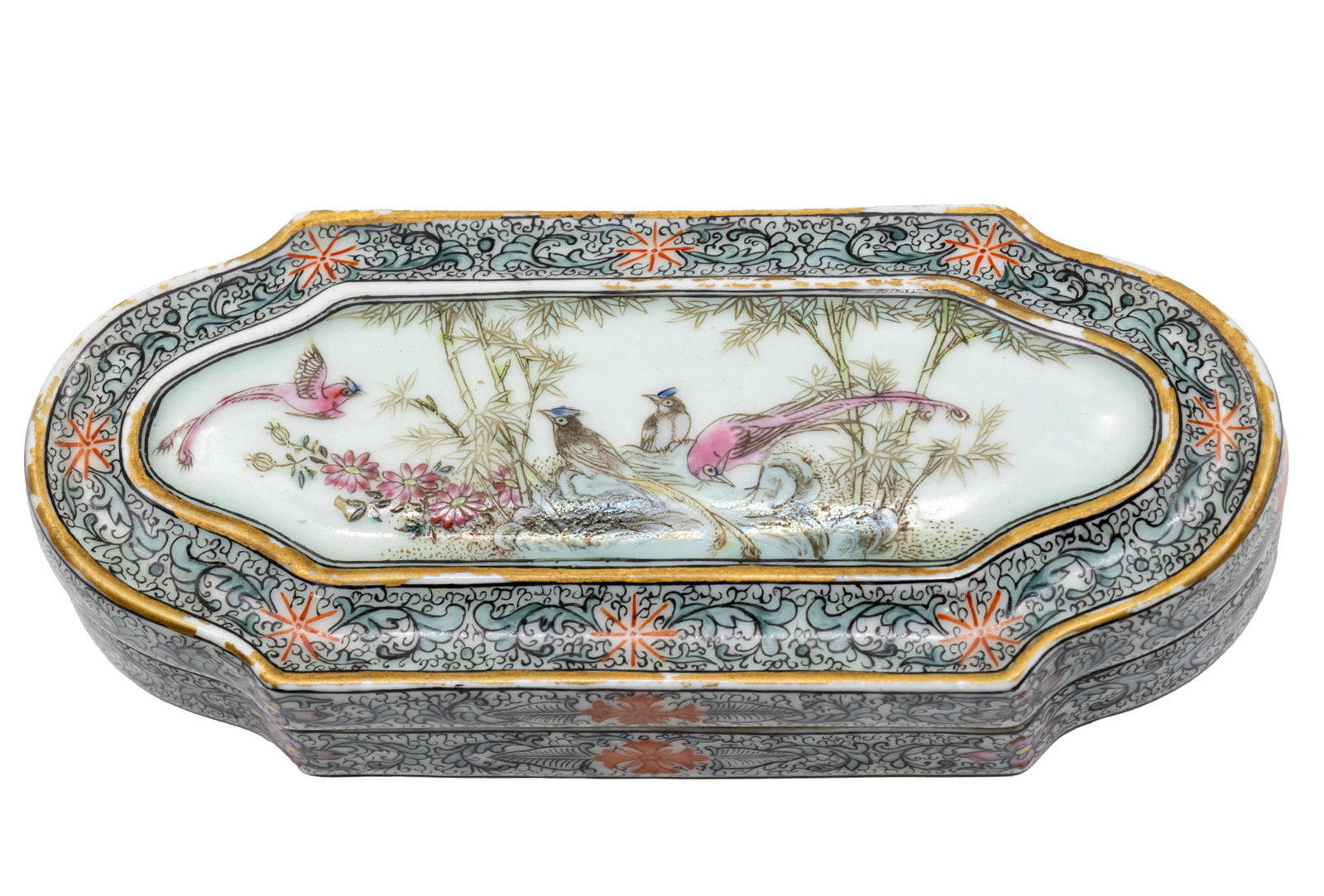 Chinese Porcelain Box, Qing Dynasty, Late 19th Century.: Chinese Porcelain Box, Qing Dynasty, Late 19th Century. Enamel painted bird scene in the center. Marked. 16.5x7x4cm.