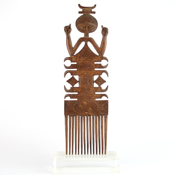 Antique African Hand Carved Wood Figural Comb.: Antique African Hand Carved Wood Comb. With a later fitted perspex stand. Length: 33cm / 13in. Width: 9.5cm / 3.74in.